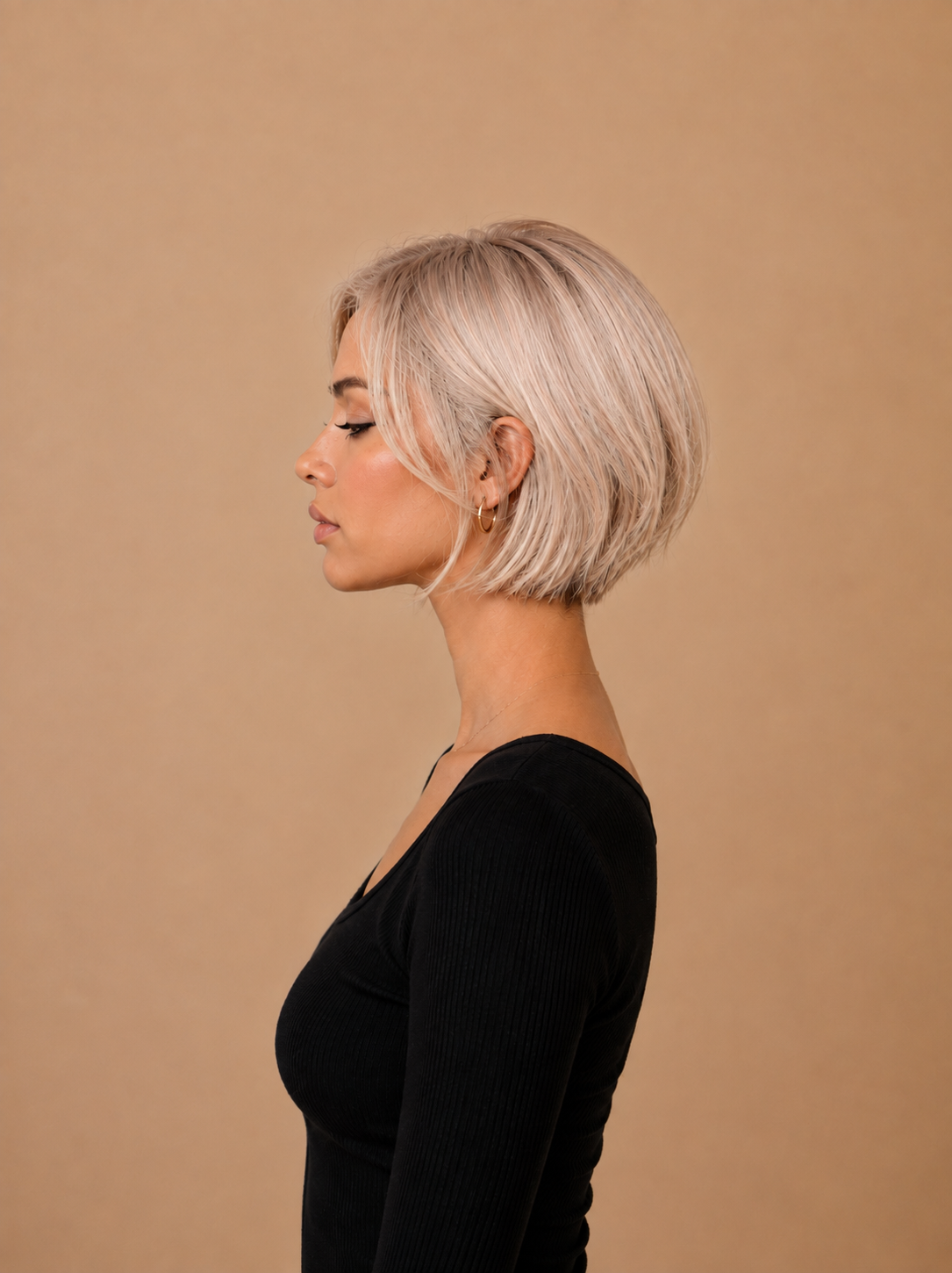 Model met kort haar, blond haar na het zetten van tape-in extensions van Lezwina Hair