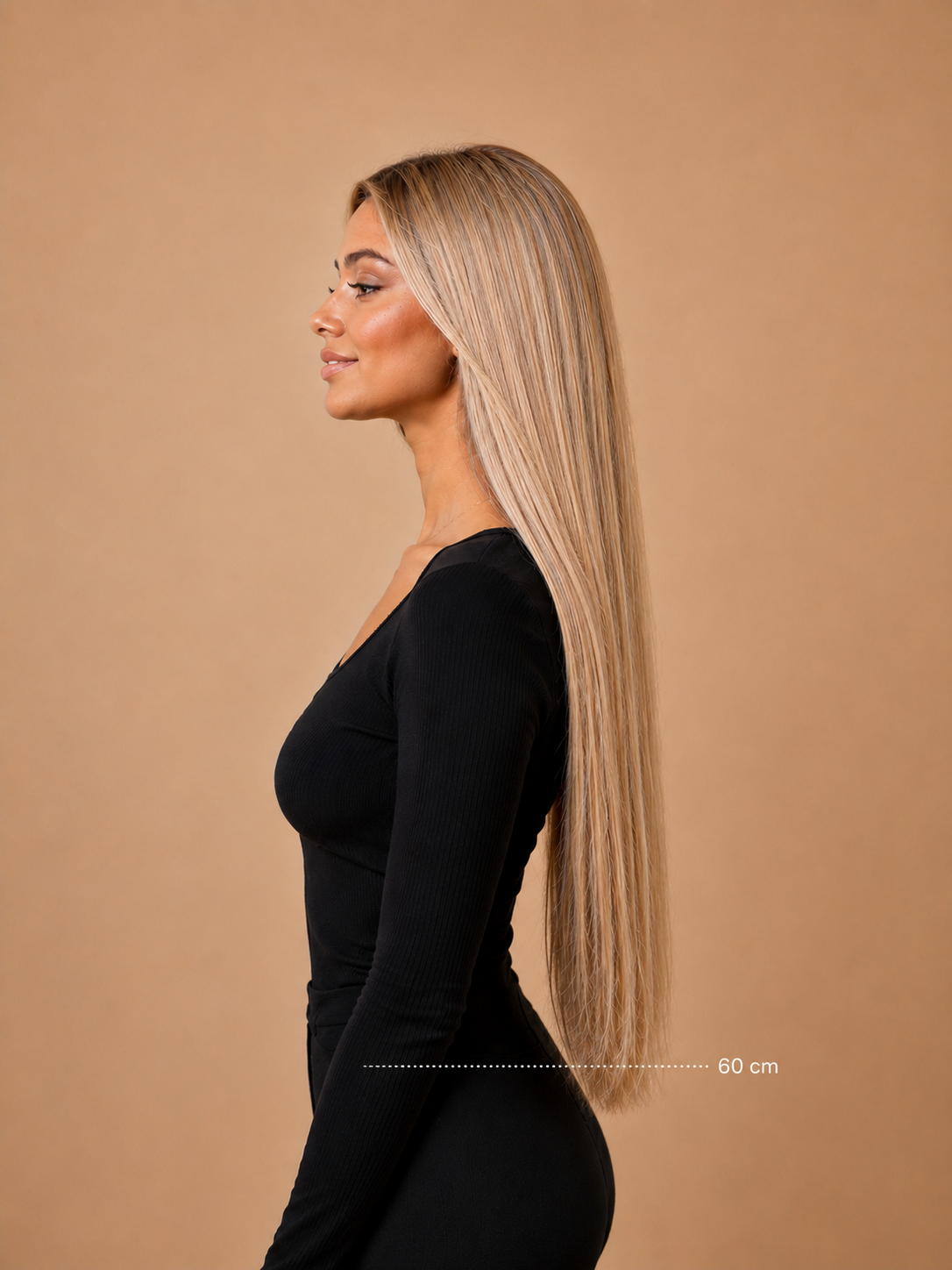 Model met lang haar, blond haar, 60 centimeter van opzij na het zetten van clip-in extensions van Lezwina Hair