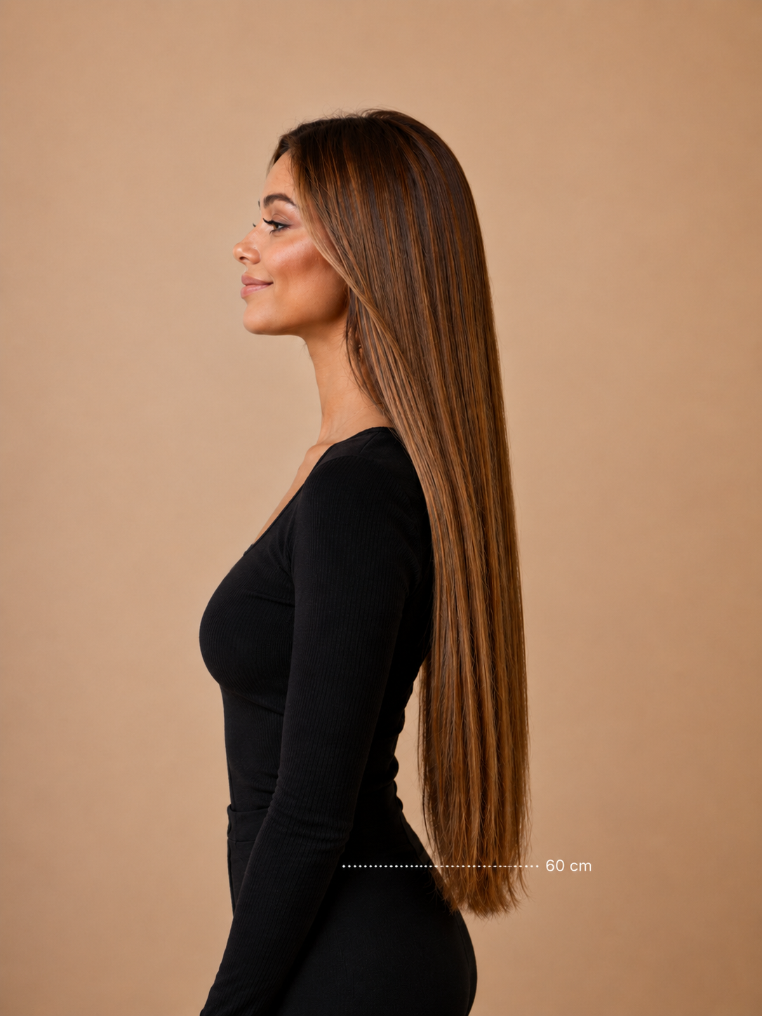 Model met lang haar, blond haar, bruin haar, 60 centimeter van opzij na het zetten van weft extensions van Lezwina Hair