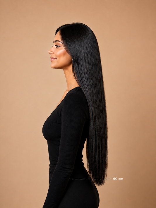 Model met lang haar, zwart haar, 60 centimeter van opzij na het zetten van genius wefts van Lezwina Hair