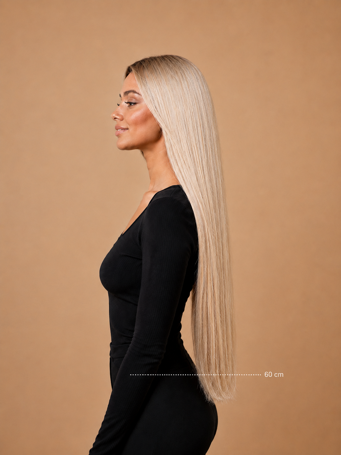 Model met lang haar, blond haar, 60 centimeter van opzij na het zetten van tape-in extensions van Lezwina Hair